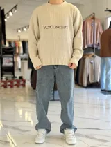 Sweater de punto color celeste con diseño acanalado, cuello redondo y el texto "VCPCONCEPT" bordado en el pecho en color blanco.