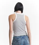 Musculosa básica de rib, color blanco con rayas horizontales negras y cuello redondo.