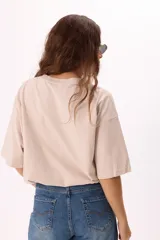 Remera de corte oversize color beige, con estampa fotográfica central en blanco y negro que incluye la inscripción 'MONACO' y 'Mont Carlo'.