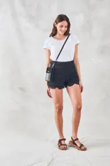 Short negro de algodón con bordado calado y terminación festoneada.