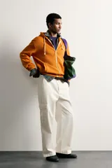 Sudadera con capucha y cierre frontal de cremallera, de corte relaxed fit, confeccionada en tejido de algodón con estructura waffle en color naranja. Cuenta con bolsillos frontales de vivo, cordones ajustables blancos y acabados en rib.