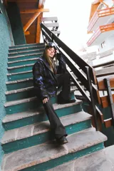 Cárdigan con estampado navajo en tonos azul y negro, con cuello solapa y cierre frontal con botones.