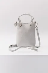 Bandolera plateada de cuero sintético con textura granulada, doble asa corta y correa larga regulable y extraíble.