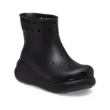Bota impermeable Crocs modelo Classic Crush, color beige, con plataforma de 5 cm, perforaciones para Jibbitz en el cuello y diseño ligero de material Croslite.
