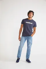 Jean recto de hombre, calce straight, cintura regular con tiro medio, logo bordado y pasa cinto.