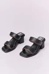 Sandalias de cuero color marrón con doble tira ancha sobre el empeine y taco cuadrado bajo.