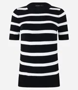 Blusa de punto ligero con diseño de rayas horizontales, cuello redondo y mangas cortas. Confeccionada en una mezcla de viscosa y poliamida, presenta un ajuste al cuerpo.