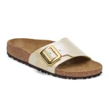 Sandalia Birkenstock modelo Catalina, de una sola tira en color blanco perlado con gran hebilla dorada. Cuenta con plantilla de corcho anatómica y suela antideslizante.