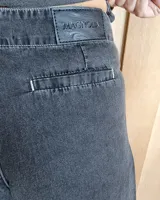 Pantalón capri de jean celeste, de corte amplio y tiro alto.