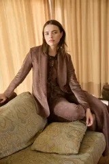 Blazer de terciopelo color chocolate, con solapas anchas y diseño entallado.