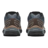 Championes Salomon XT-6, calzado de trail running adaptado para uso urbano. Diseño en color negro, gris, rojo y blanco, con sistema de cordones de ajuste rápido Quicklace y suela de gran tracción.