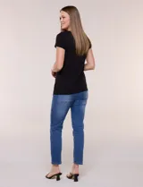 Remera básica de manga corta con escote en V pronunciado y frente forrado con doble tela interna.