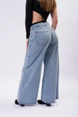 Pantalón de denim estilo wide leg, de tiro bajo, color celeste, con costuras frontales destacadas y corte muy ancho.