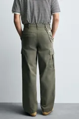 Pantalón cargo de corte recto confeccionado en tejido de algodón. Presenta bolsillos laterales con solapa en las perneras, bolsillos frontales y bolsillos traseros de vivo. Cuenta con cierre frontal de cremallera y botón.