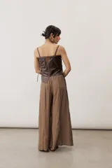 Pantalón ancho color marrón con cintura elástica y bolsillos laterales.