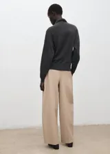Jersey de punto gris oscuro con cuello alto y mangas largas, de diseño clásico y cómodo.