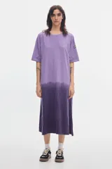 Vestido midi de algodón con diseño degradé en tonos morados, cuello redondo, mangas cortas y aberturas laterales en el dobladillo.