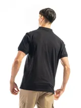 Remera tipo polo de manga corta, color blanco liso, con cuello de polo y tapeta de dos botones.