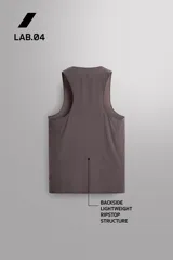 Musculosa deportiva Zara Athleticz de tejido ligero y elástico con paneles laterales de malla transpirable. Presenta cuello redondo, sisas amplias y bajo con aberturas laterales.