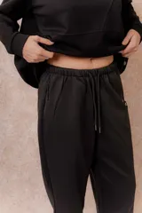 Pantalón de jogging blanco de corte relajado y pierna recta, con cintura elastizada y bolsillos laterales.