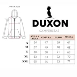 Campera con capucha de algodón color lila con mangas y capucha color crema. Tiene cierre frontal y bolsillos tipo canguro. Presenta tres franjas horizontales blancas en el pecho y los brazos.