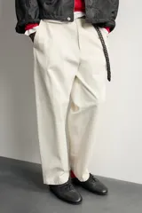 Pantalón chino regular fit de color beige, confeccionado en algodón, con bolsillos frontales y cierre de cremallera y botón, de la colección especial Aaron Levine x Zara.
