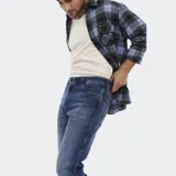 Pantalón de jean Wrangler modelo River, corte recto, color azul.