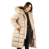 Campera larga tipo puffer color beige, con diseño acolchado horizontal, cierre frontal con solapa, bolsillos laterales con cierre y capucha desmontable con borde de piel sintética.
