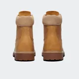 Bota de cuero nobuk color tostado, con diseño clásico de caña media, cuello acolchado, cordones frontales y suela de goma dentada.
