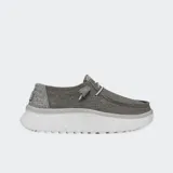Zapatillas Hey Dude modelo Wendy Peak Chambray, color gris, con parte superior de tela, cordones elásticos y suela de plataforma elevada con diseño dentado.