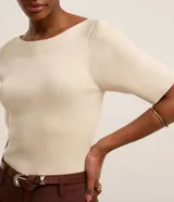 Blusa básica de punto Marfinno, color marfil, de corte ajustado, con elegante escote bote y mangas cortas.
