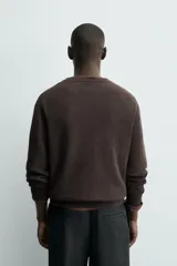 Sweater de punto perlado en color gris, con diseño relaxed fit, cuello redondo y manga larga. Cuenta con acabados en rib en cuello, puños y dobladillo.