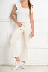 Pantalón de jean color crudo, tiro alto, corte flare y ruedo desflecado.