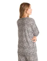 Conjunto de pijama compuesto por una remera de manga larga con escote en V, abertura frontal con botones y bolsillo aplicado, y un pantalón con cintura elástica y lazo de ajuste. Presenta un estampado animal print en tonos neutros.