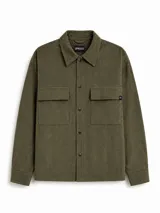 Campera estilo sobrecamisa de pana color verde musgo, con cuello clásico, cierre frontal con botones a presión y dos bolsillos delanteros con solapa en el pecho.