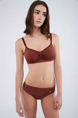 Bombacha tipo bikini de tiro medio, confeccionada en microfibra sin costuras con acabado suave. Presenta un pequeño logo estampado en el lateral y refuerzo interior de algodón.