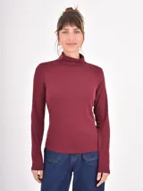 Polera de manga larga en color tostado, confeccionada en tejido suave con cuello alto tipo tortuga.