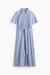 Vestido midi con diseño a rayas en tonos azul y blanco, cuello camisero, botonadura frontal y mangas raglán cortas. Cuenta con elástico fino en la parte posterior de la cintura y tira para atar extraíble.