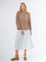 Sweater marrón de tejido de punto, con mangas 3/4 y cuello redondo.