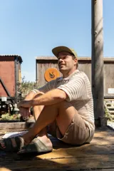 Remera de hombre color beige, tejida a crochet, con cuello polo y mangas cortas.