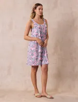 Camisón corto de tejido suave con estampado floral, escote redondo con botones y detalle plisado en la parte delantera.