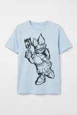 Remera celeste de manga corta y cuello redondo, con estampado frontal de la Pata Daisy en estilo sketch y la inscripción "My Life".