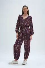 Enterito largo de crepé viscosa estampado, con escote en V con volados y mangas largas amplias con volados. Tiene corte en la cintura con lazo para atar y pierna recta con puño elastizado en el ruedo.