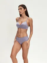 Bombacha vedetina color lila.