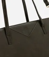 Cartera tipo shopper de gran tamaño, confeccionada en cuero sintético (PU) color verde oscuro. Presenta un diseño de trapecio invertido con asas de mano fijas, correa larga ajustable y desmontable, cierre superior con cremallera y detalles metálicos dorados.