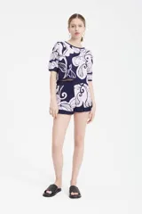 Short azul con estampado floral en beige, tejido en jacquard con elástico en la cintura y volado en el ruedo.