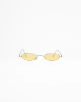Lentes de sol con montura metálica plateada y cristales ovalados de color amarillo.