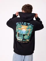 Canguro negro con capucha y estampado grande en la espalda de un paisaje con árboles, una camioneta camper y un lago al atardecer, con el logo "RUSTY" en la parte superior.