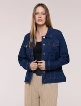 Campera de jean blanca de corte clásico, con cuello solapa, cierre frontal de botones metálicos y bolsillos aplicados con solapa en el pecho.