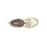 Championes Merrell Alpine 83 para mujer, color beige con detalles en marrón y blanco. Capellada de gamuza y tela, cordones y correas 100% reciclados, forro de microfibra 100% reciclada, plantilla de espuma EVA extraíble 50% reciclada, entresuela de espuma EVA liviana y suela de goma de 500 g.